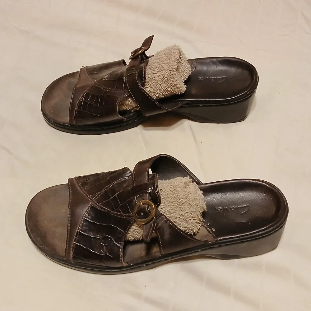 Clarks Women Dark Brown Faux Croc Wedge Sandals Comfort Fuzzy Lined Size Unknown